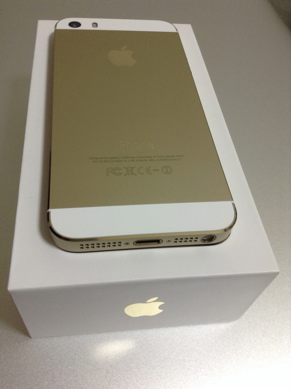 iPhone 5s ゴールドと箱